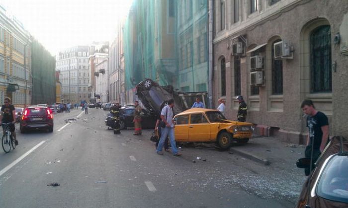 Гонки на улицах Москвы закончились аварией (9 фото + видео)