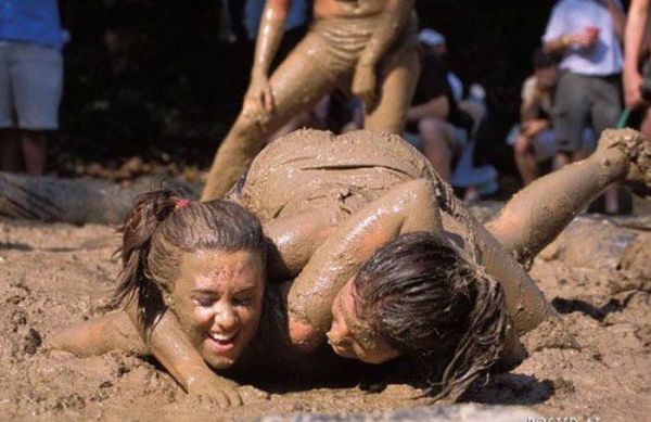 Девушки борются в грязи (39 фото)