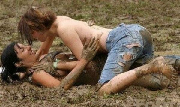 Девушки борются в грязи (39 фото)