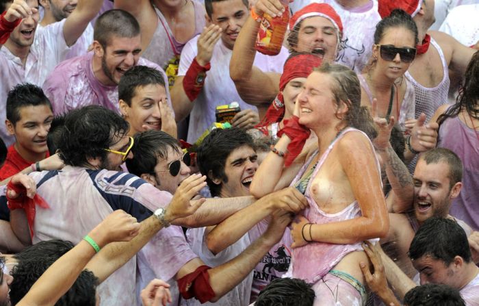 Девушки показывают грудь на фестивале Санферминес (27 фото)