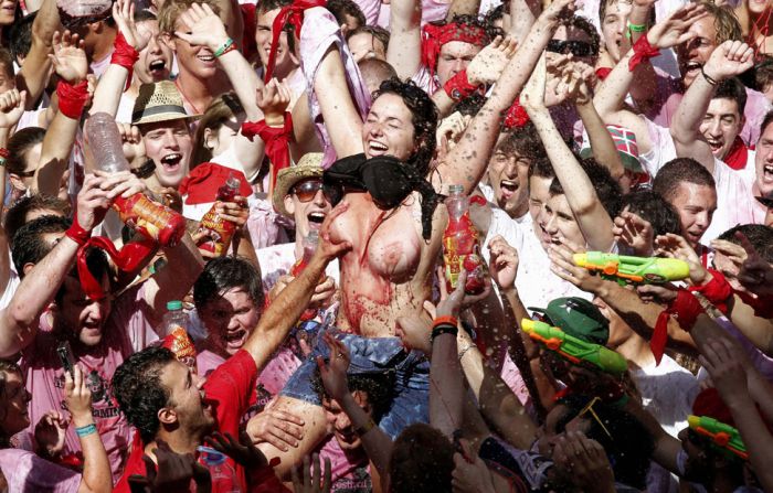 Девушки показывают грудь на фестивале Санферминес (27 фото)