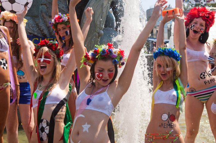 Девушки FEMEN устроили купание в фонтане (30 фото + видео)