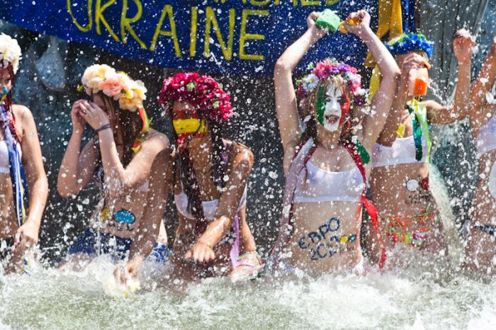 Девушки FEMEN устроили купание в фонтане (30 фото + видео)