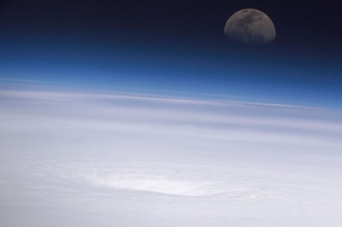 Ураганы из космоса (22 фото)