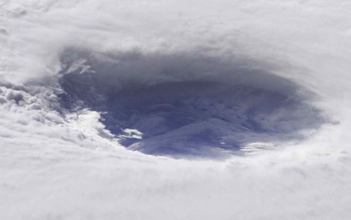 Ураганы из космоса (22 фото)