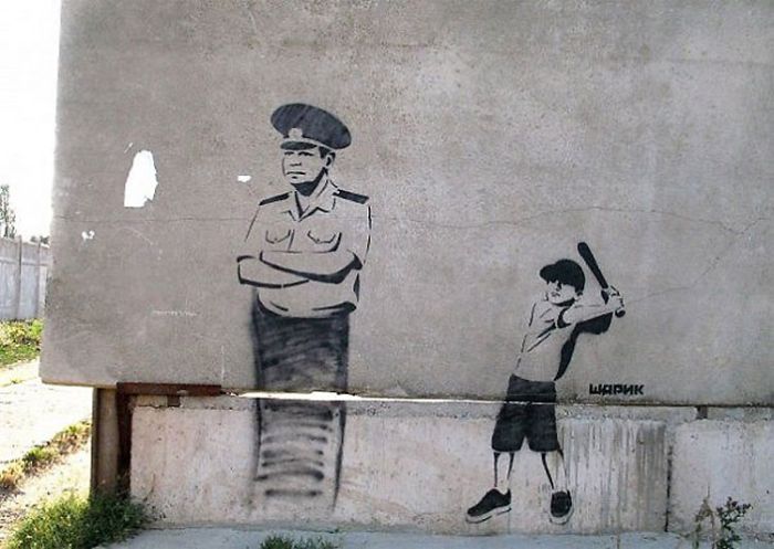 Граффити в стиле Banksy в Симферополе (16 фото)