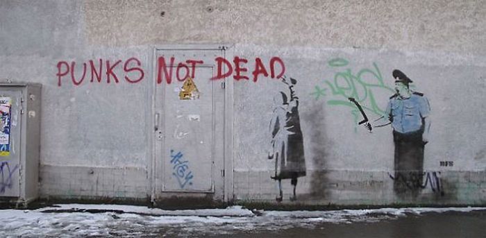 Граффити в стиле Banksy в Симферополе (16 фото)