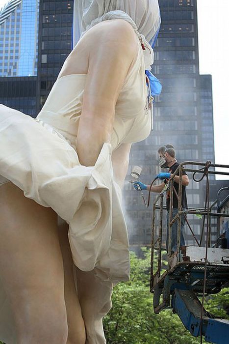 Огромный памятник Мэрилин Монро (11 фото)