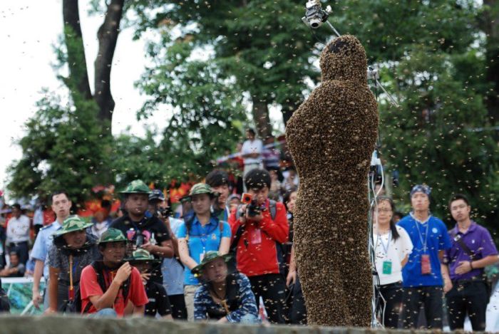 Человек-пчела из Китая (6 фото)