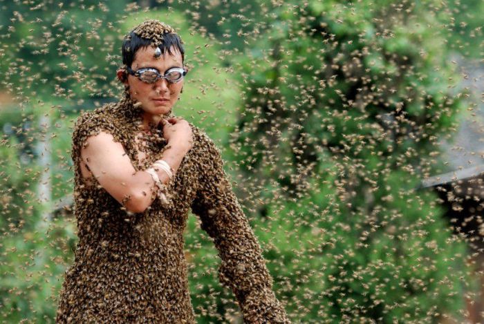 Человек-пчела из Китая (6 фото)