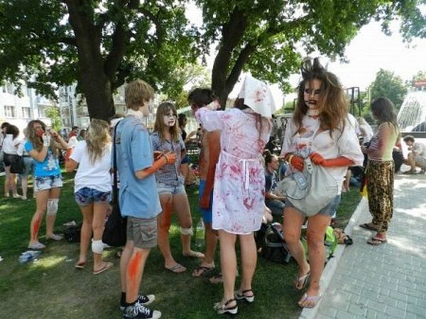 Шествие зомби в Харькове (73 фото)