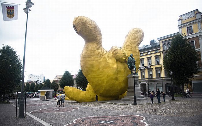 Огромный желтый кролик (8 фото)
