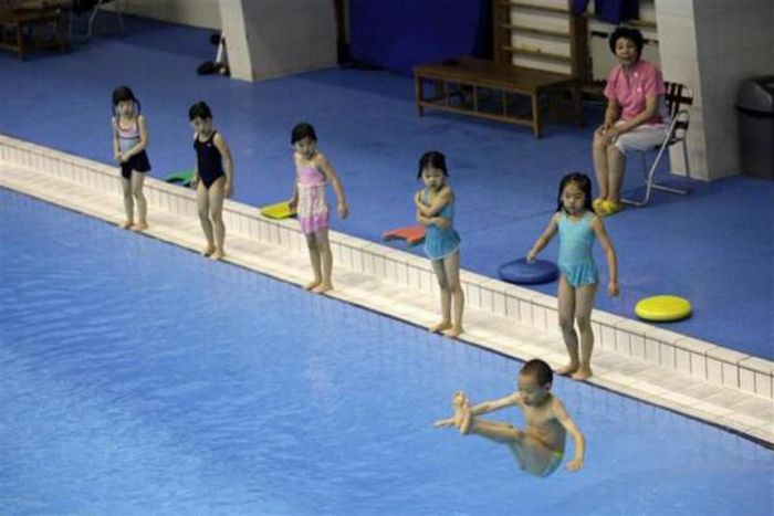 Школа плавания в Китае (18 фото)