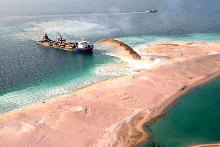 Создание искусственного острова в Дубае (13 фото)