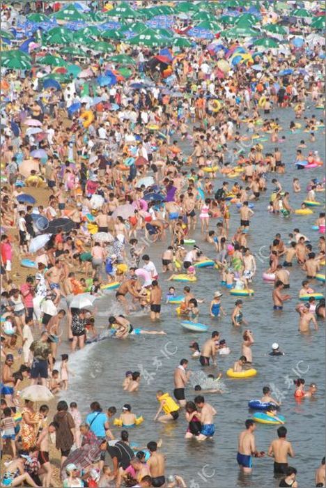 Тысячи человек на пляже Китая (16 фото)