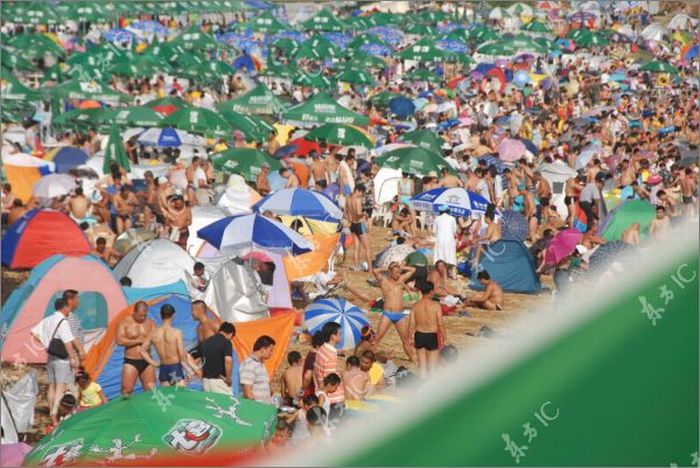 Тысячи человек на пляже Китая (16 фото)