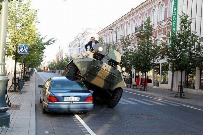Нарушитель парковки в Вильнюсе (4 фото + видео)