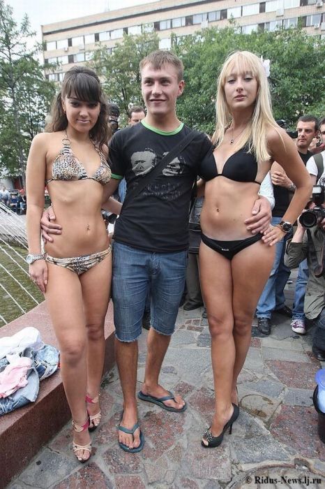 Девушки в поддержку Медведева (20 фото)