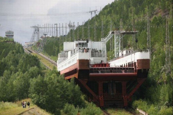 Судоподъемник Красноярской ГЭС (8 фото)