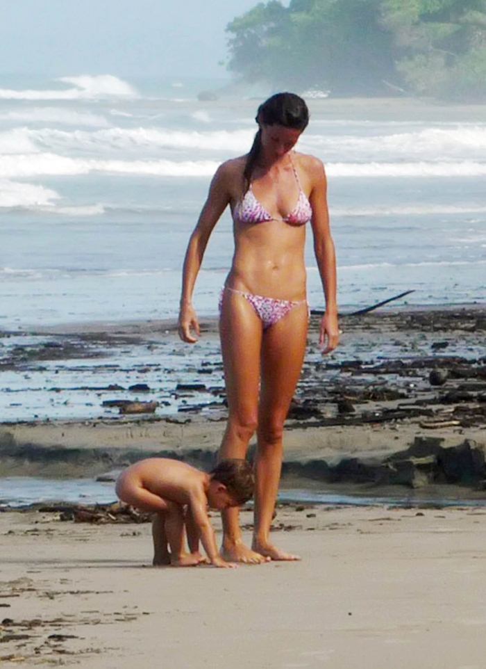 Мама с дочкой на нудистском пляже фото