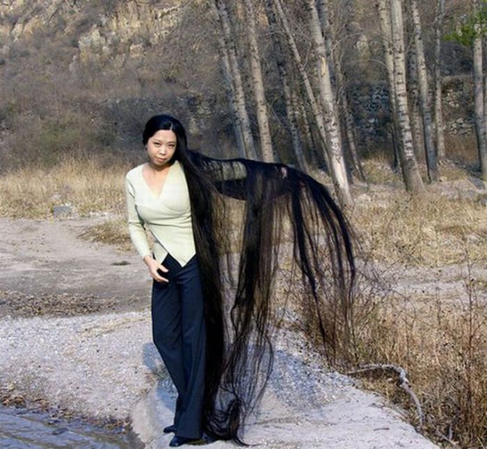 Голая девушка с роскошными длинными волосами