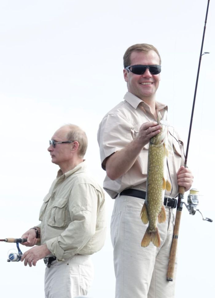 Путин и Медведев на рыбалке (10 фото)