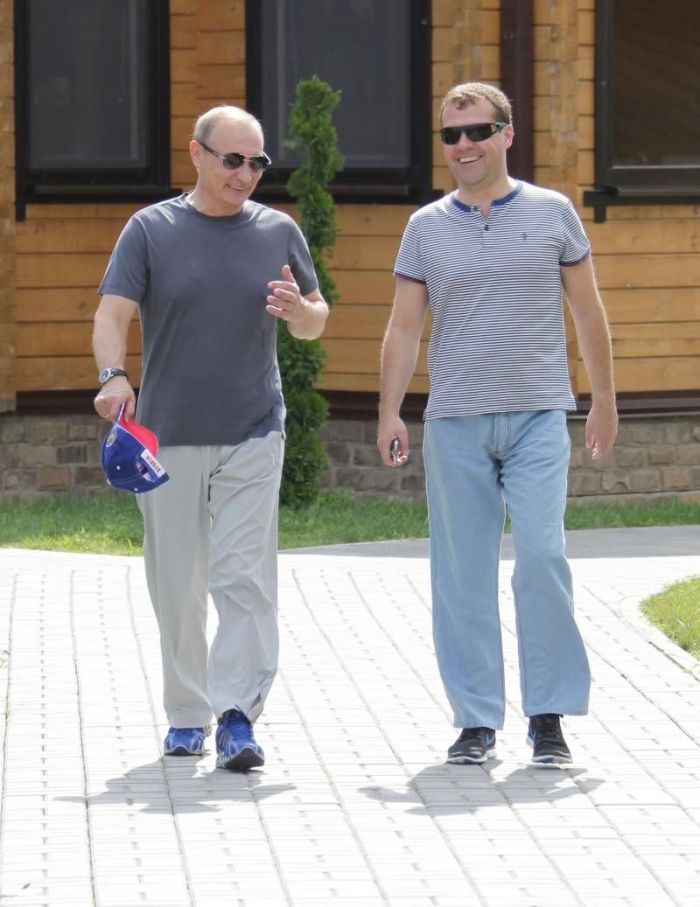 Путин и Медведев на рыбалке (10 фото)