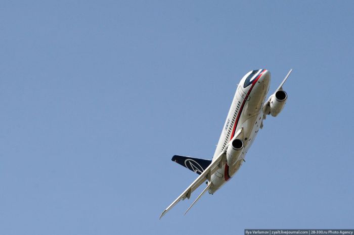 Российский самолет Sukhoi Superjet 100 (10 фото)