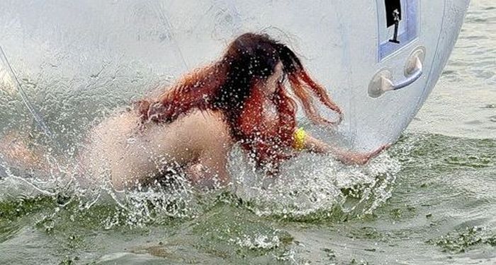 Девушка в водном зорбе (34 фото + видео)