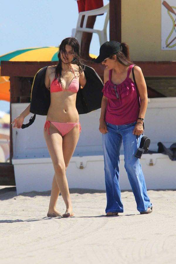 Виктория Джастис в бикини на пляже (7 Фото) .