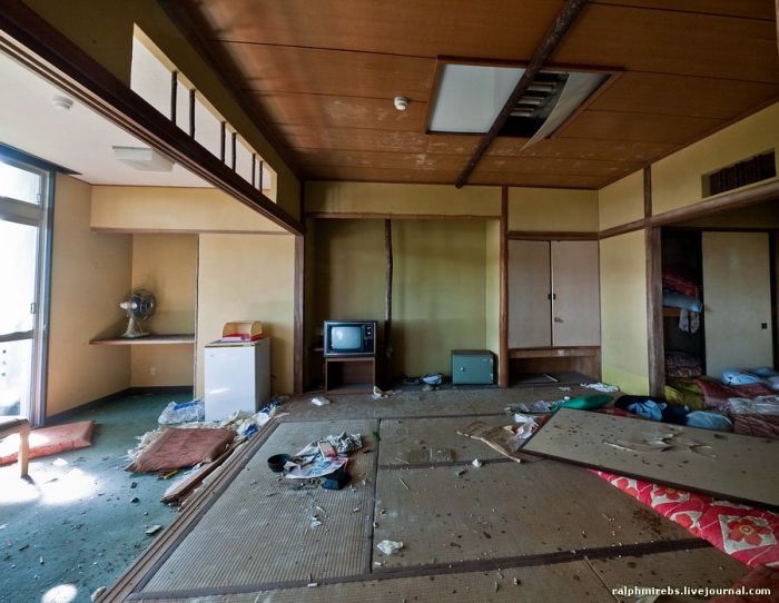 Заброшенный японский отель (37 фото)