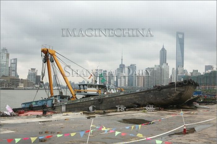 Корабль столкнулся с баржей в Китае (22 фото)