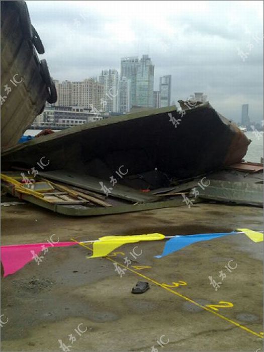 Корабль столкнулся с баржей в Китае (22 фото)