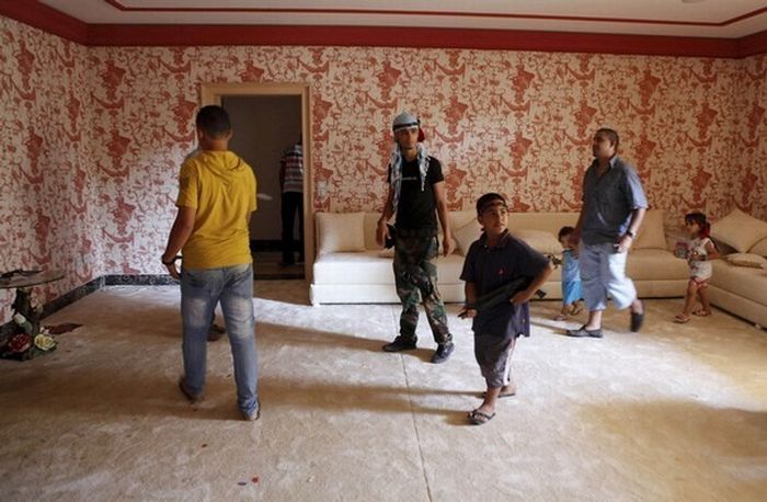 Повстанцы в домах родственников Каддафи (15 фото)