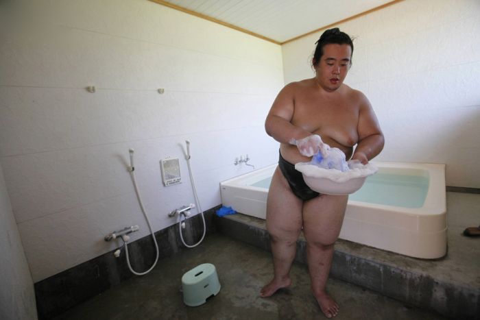 Тренировка сумоистов у Фукусимы (24 фото)