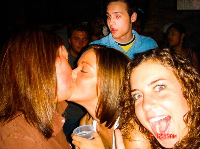 Фотобомбы с целующимися девушками (59 фото)