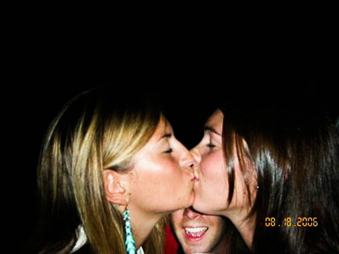 Фотобомбы с целующимися девушками (59 фото)