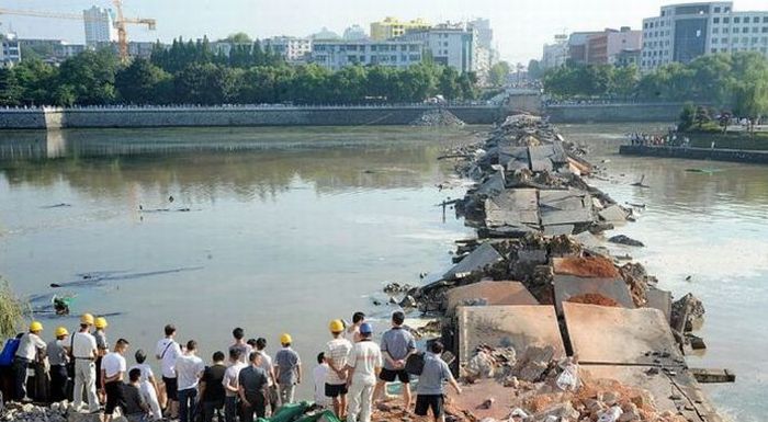 Разрушение моста (6 фото)