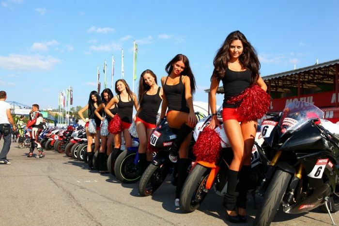 Девушки и мотоциклы (84 фото)
