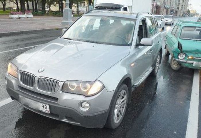 Запорожец въехал в BMW X3 (5 фото)