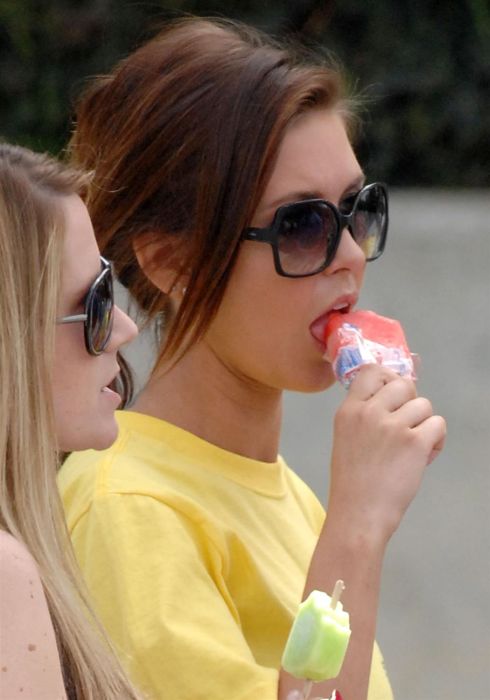Девушки кушают мороженое (49 фото)