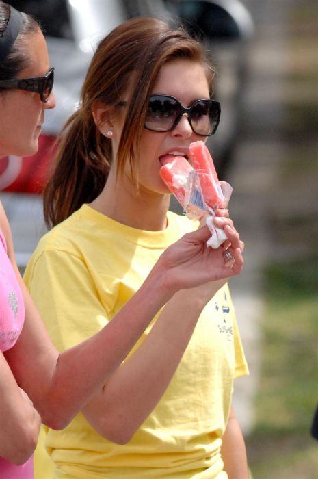 Девушки кушают мороженое (49 фото)