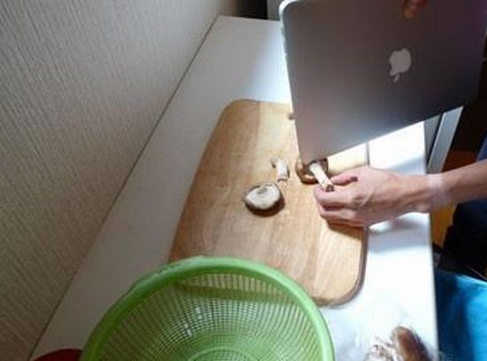Ноутбук от Apple вместо ножа (5 фото)