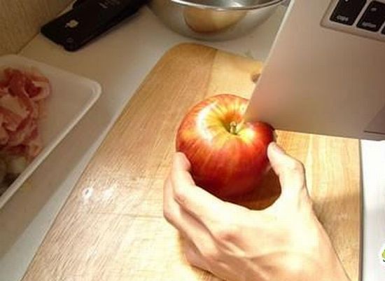 Ноутбук от Apple вместо ножа (5 фото)