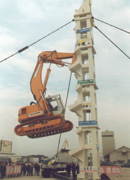 Экскаватор залез на башню (4 фото)