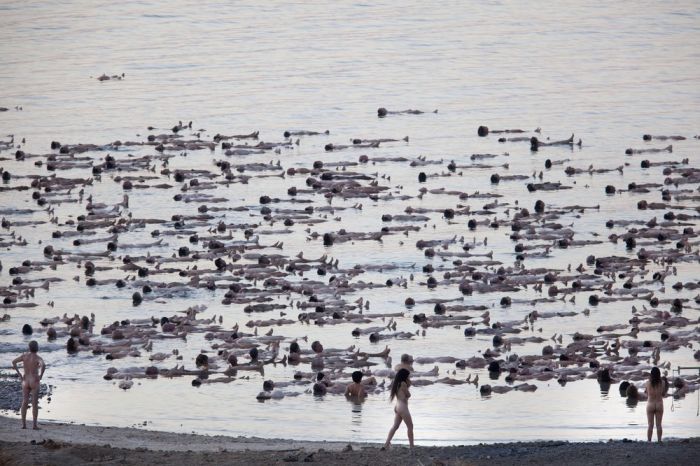 Спенсер Туник на берегу Мертвого моря (9 фото)