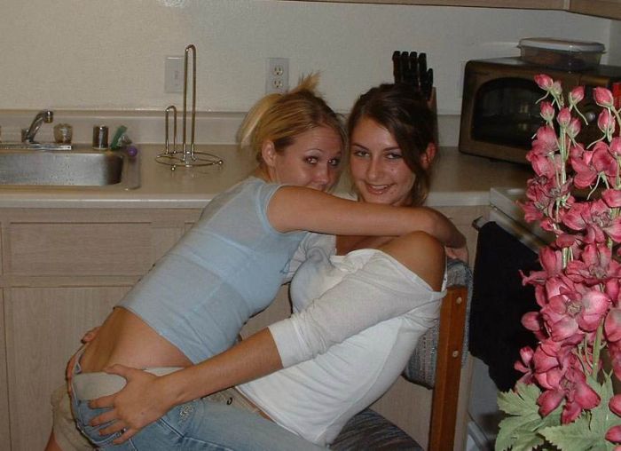Девушки трогают друг друга за попу (39 фото)