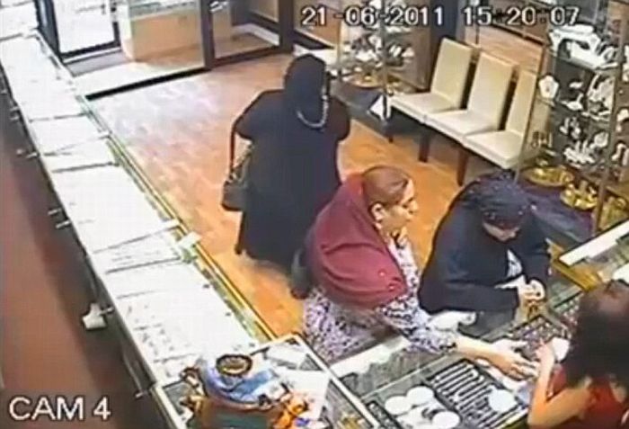Ограбление ювелирного магазина в Румынии (3 фото + видео)