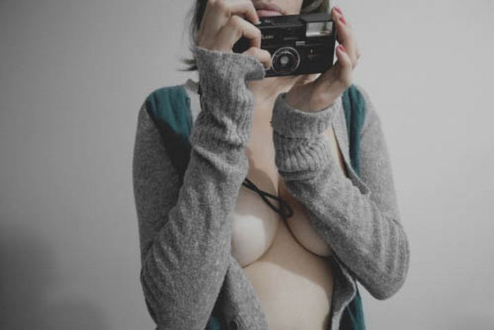 Девушки в сексуальных свитерах (127 фото)