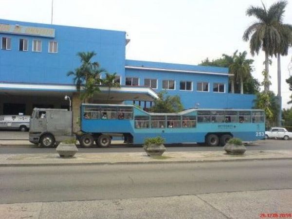 Кубинский общественный транспорт (11 фото)